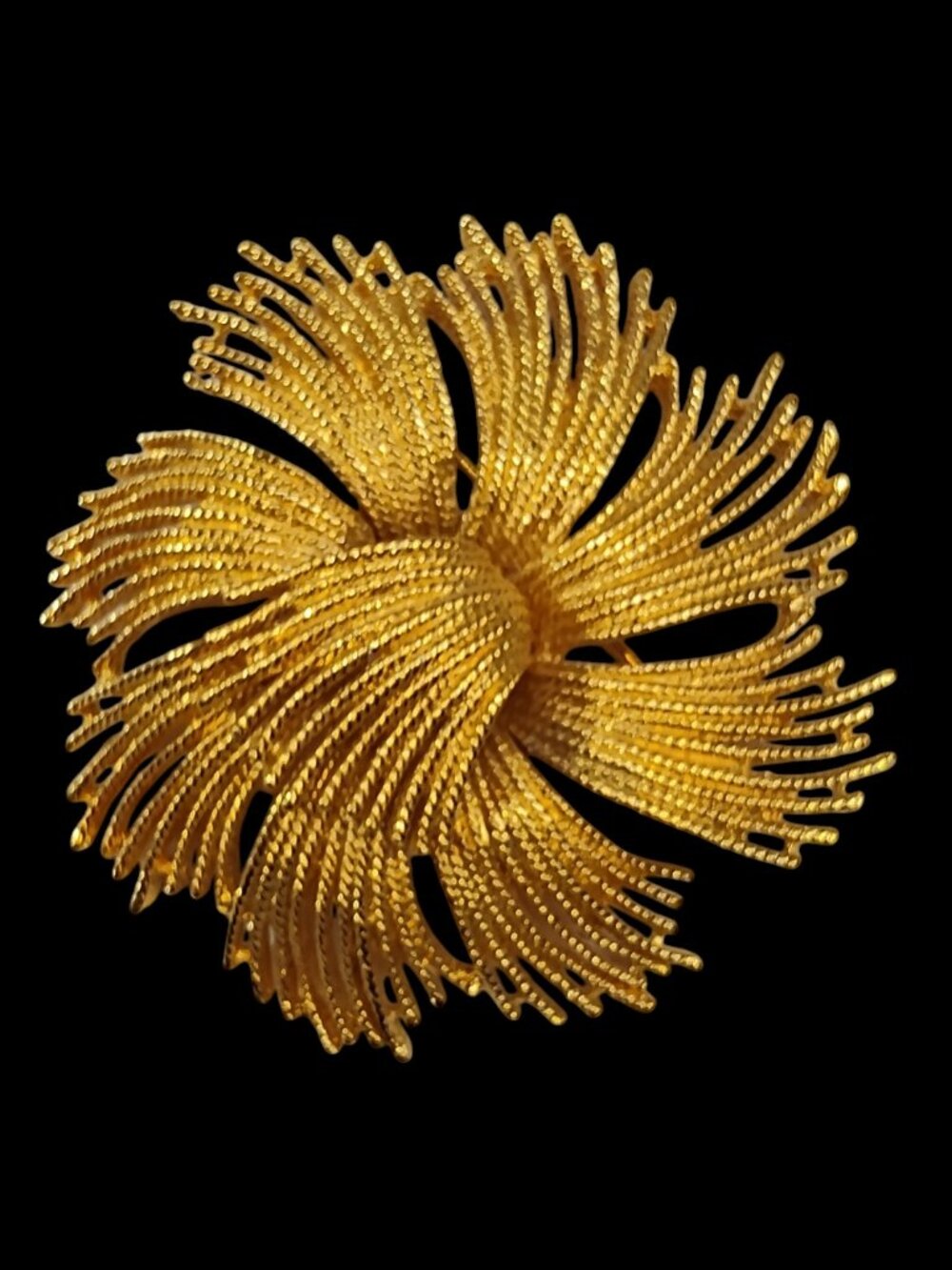 Monet Cordelia Gold Tone Vintage Wiry Wire Round Statement Piece Brooch Pin